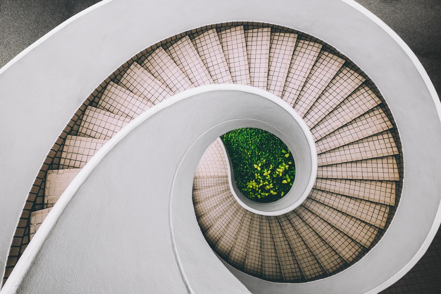 Escada em caracol externa fotografada de cima.