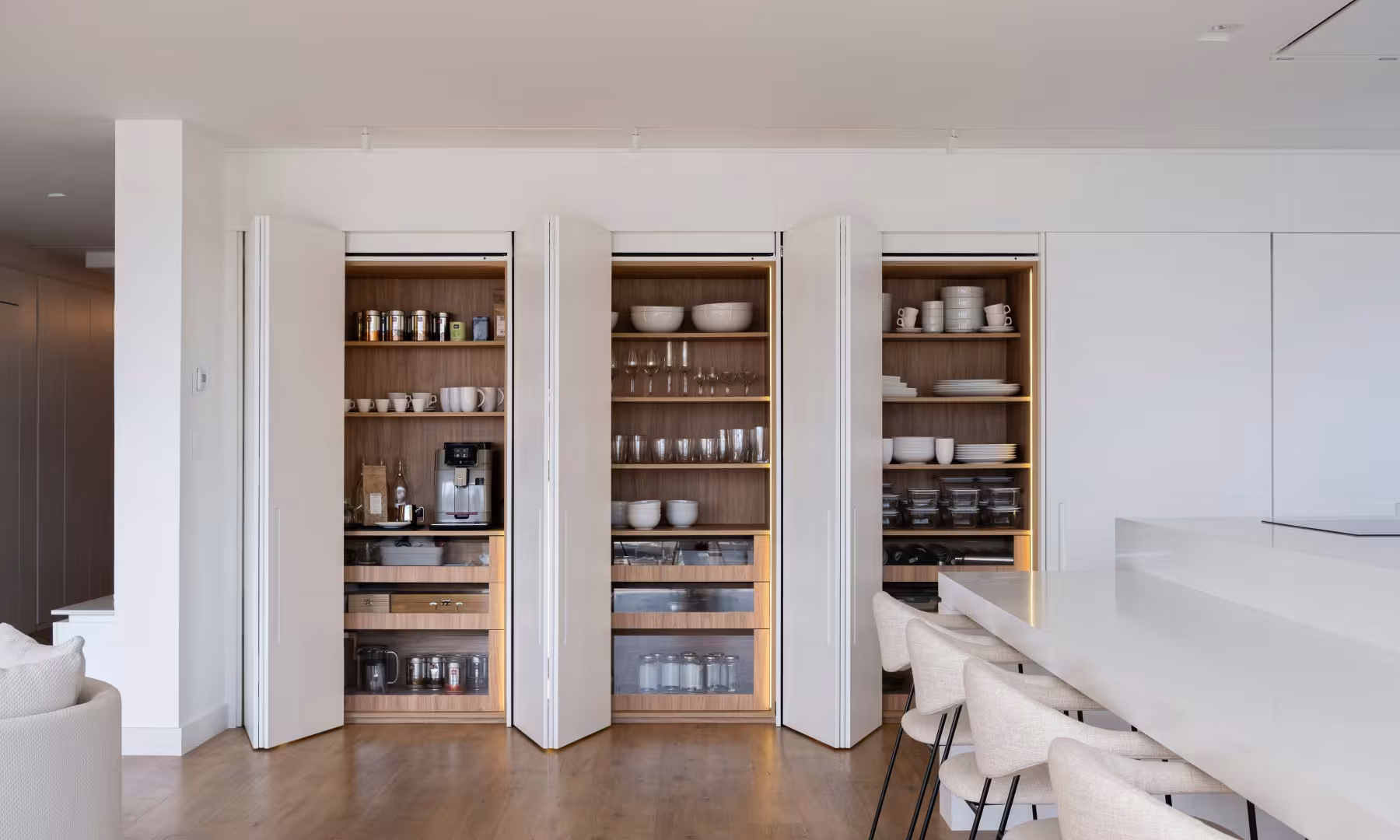 Soluções de armazenamento inteligente: marcenaria embutida para casas minimalistas