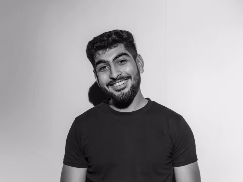 Retrato em preto e branco de um homem sorrindo.